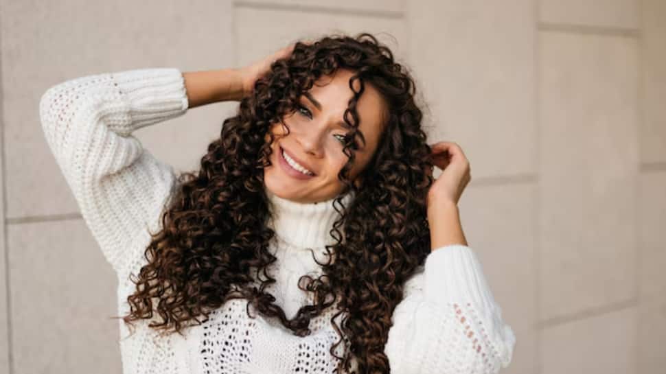 Struggling With Curly Hair In Humid Weather? Follow This Monsoon Hair Care Tips