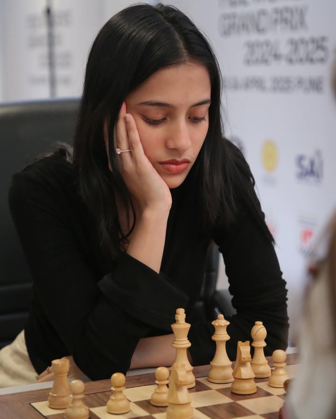 Fans Hope for All-Indian Final Between Divya & Humpy