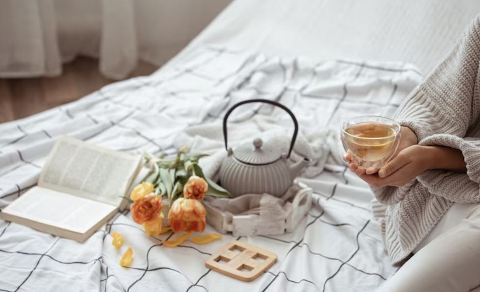 wake up early tips, how to become a morning person, morning routine hacks, early riser tricks