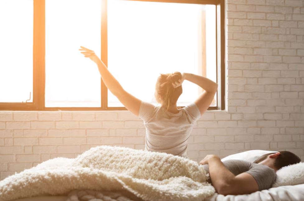 wake up early tips, how to become a morning person, morning routine hacks, early riser tricks