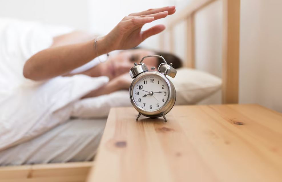 wake up early tips, how to become a morning person, morning routine hacks, early riser tricks
