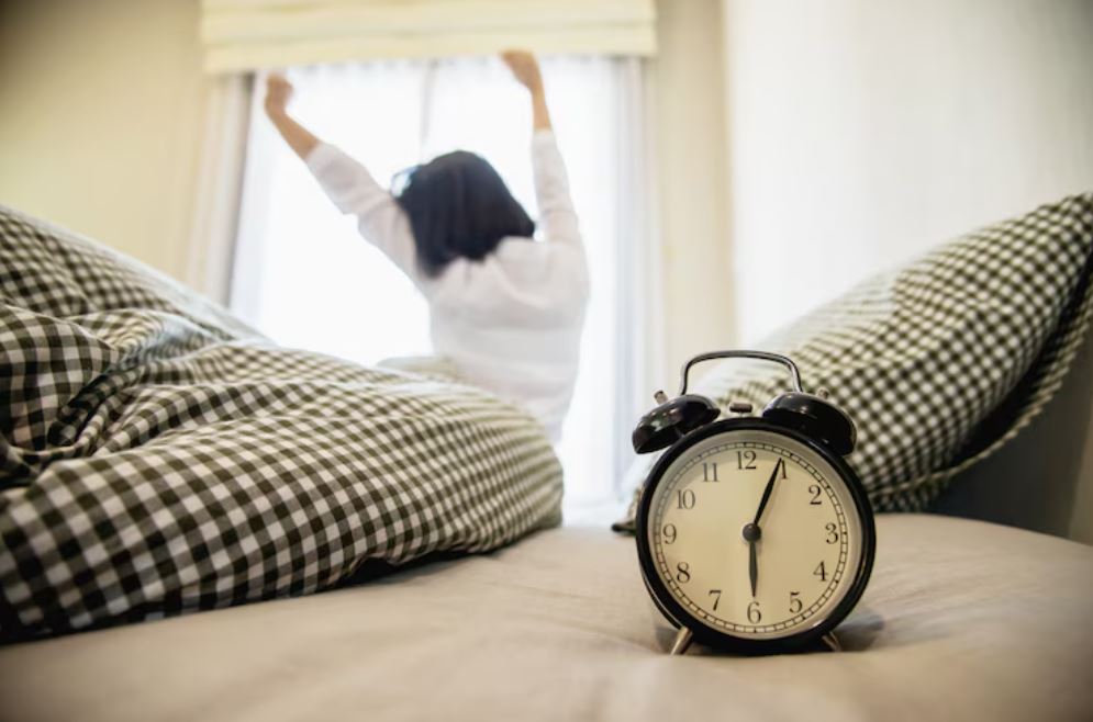 wake up early tips, how to become a morning person, morning routine hacks, early riser tricks