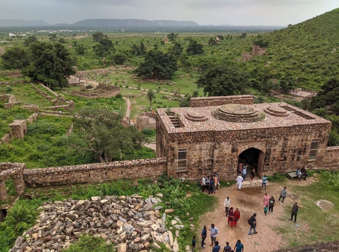 haunted places in India, most haunted spots India, Indian ghost stories, Bhangarh Fort haunted