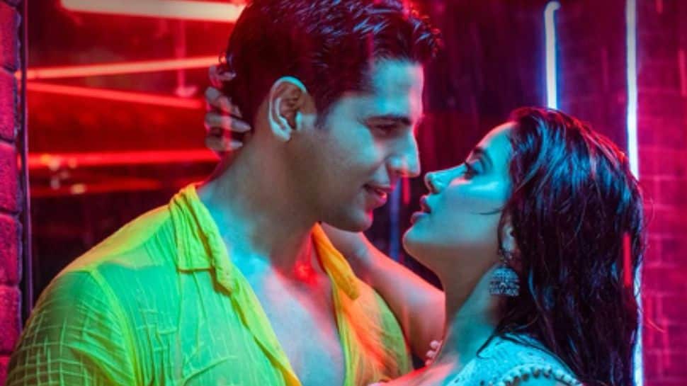 Sidharth Malhotra & Janhvi Kapoor Turn Up Heat In Steamy Rain Song ‘Bheegi Saree’ From Param Sundari