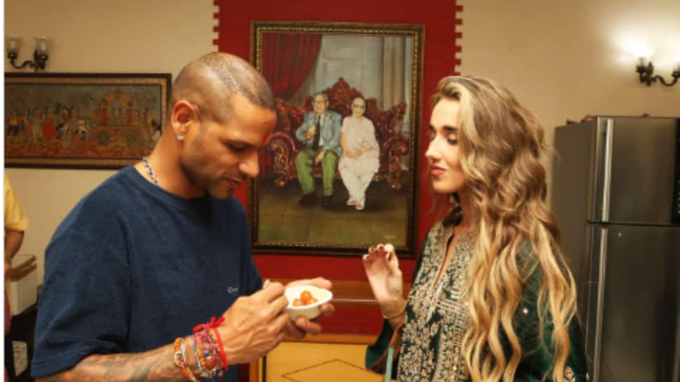 मेरी गुलाब के साथ गुलाब जामुन: अपनी प्रेमिका सोफी शाइन के साथ शिखर धवन का आराध्य प्रकाशन दिलों को पिघला देता है