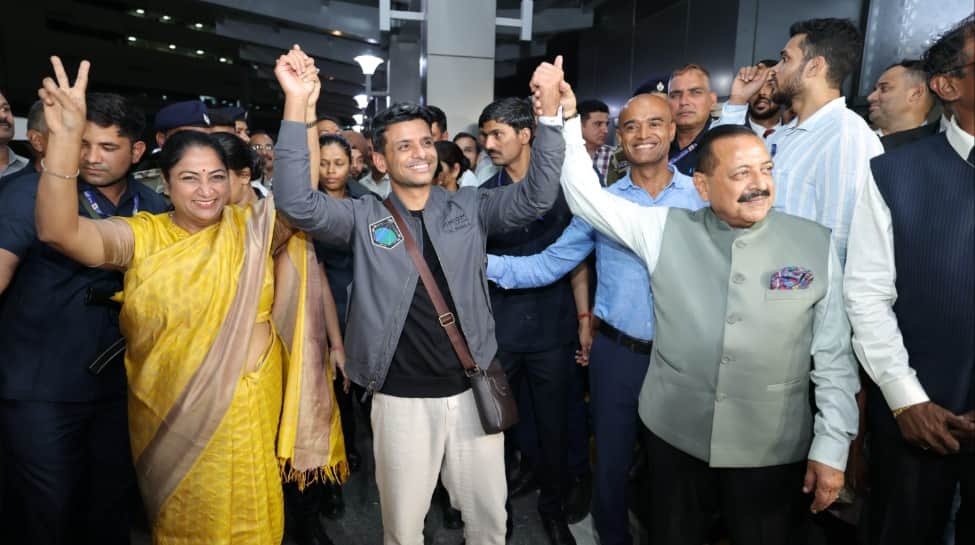 Indian Astronaut Shubhanshu Shukla Returns Home, Receives Grand Welcome At  Delhi Airport | India News | Zee News