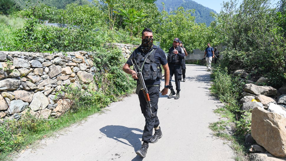 Two Lashkar-e-Taiba Terrorist Associates Apprehended In Bandipora