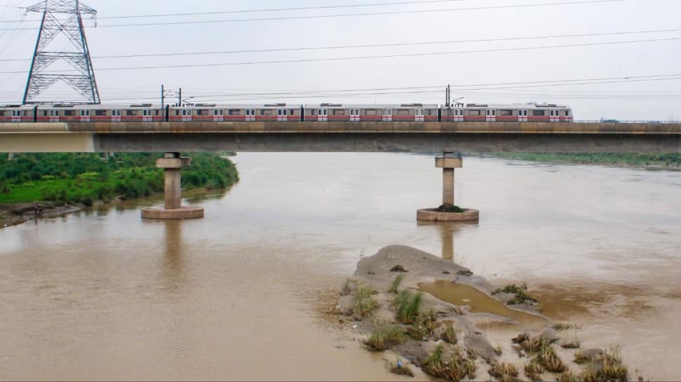 ALERT: Yamuna River Crosses Danger Mark In Delhi, Evacuations Imminent; Hathnikund Discharge Fuels Rise | Latest VIDEO