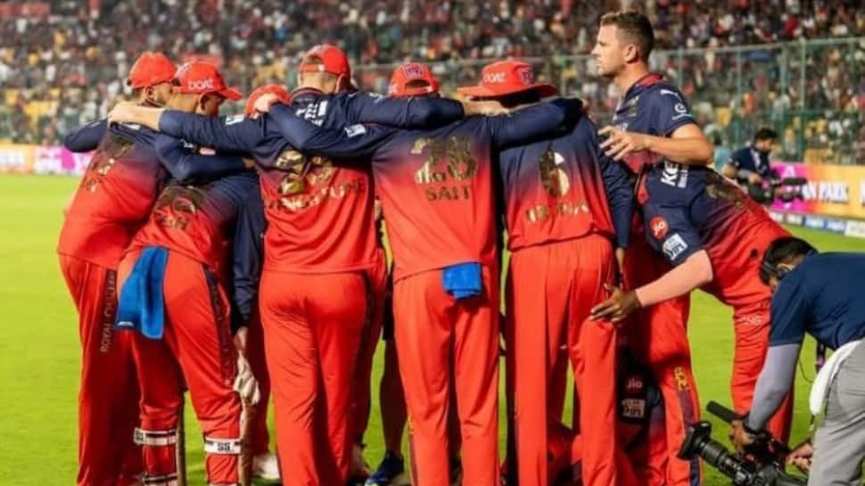 वह मिड -आईपीएल 2025 में फोन कॉल के माध्यम से गिरा, ईसीबी सीमा, जो अब सौ की ओर ले जाती है, जानता है कि आरसीबी सितारों की गिनती नहीं की गई है