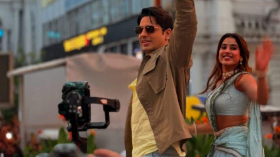 Janhvi Kapoor & Sidharth Malhotra Promote ‘Param Sundari’ In Delhi With Dance, Street Food & Desi Swag