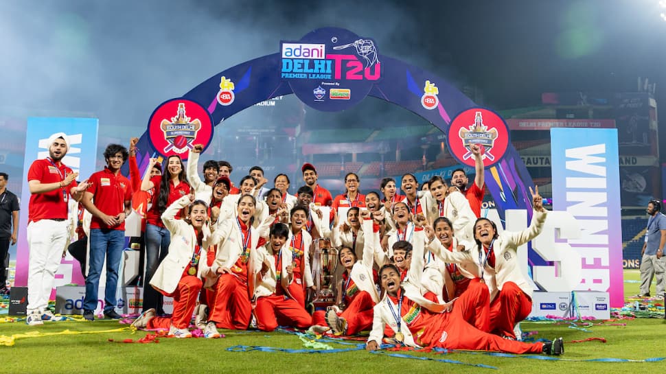 दक्षिण दिल्ली सुपरस्टार्ज़ ने दिल्ली क्वींस डाउनटाउन पर एक रोमांचक जीत के बाद 2025 डीपीएल चैंपियन का ताज पहना था