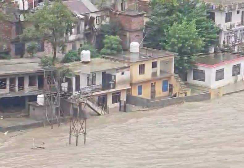 J-K: Heavy Rainfall Triggers Flood-Like Situation Across Kashmir