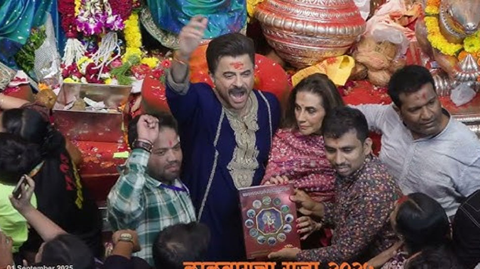 Ganesh Chaturthi 2025: Anil Kapoor, Wife Sunita Visit Lalbaugcha Raja, Offer Prayers | People News | Zee News