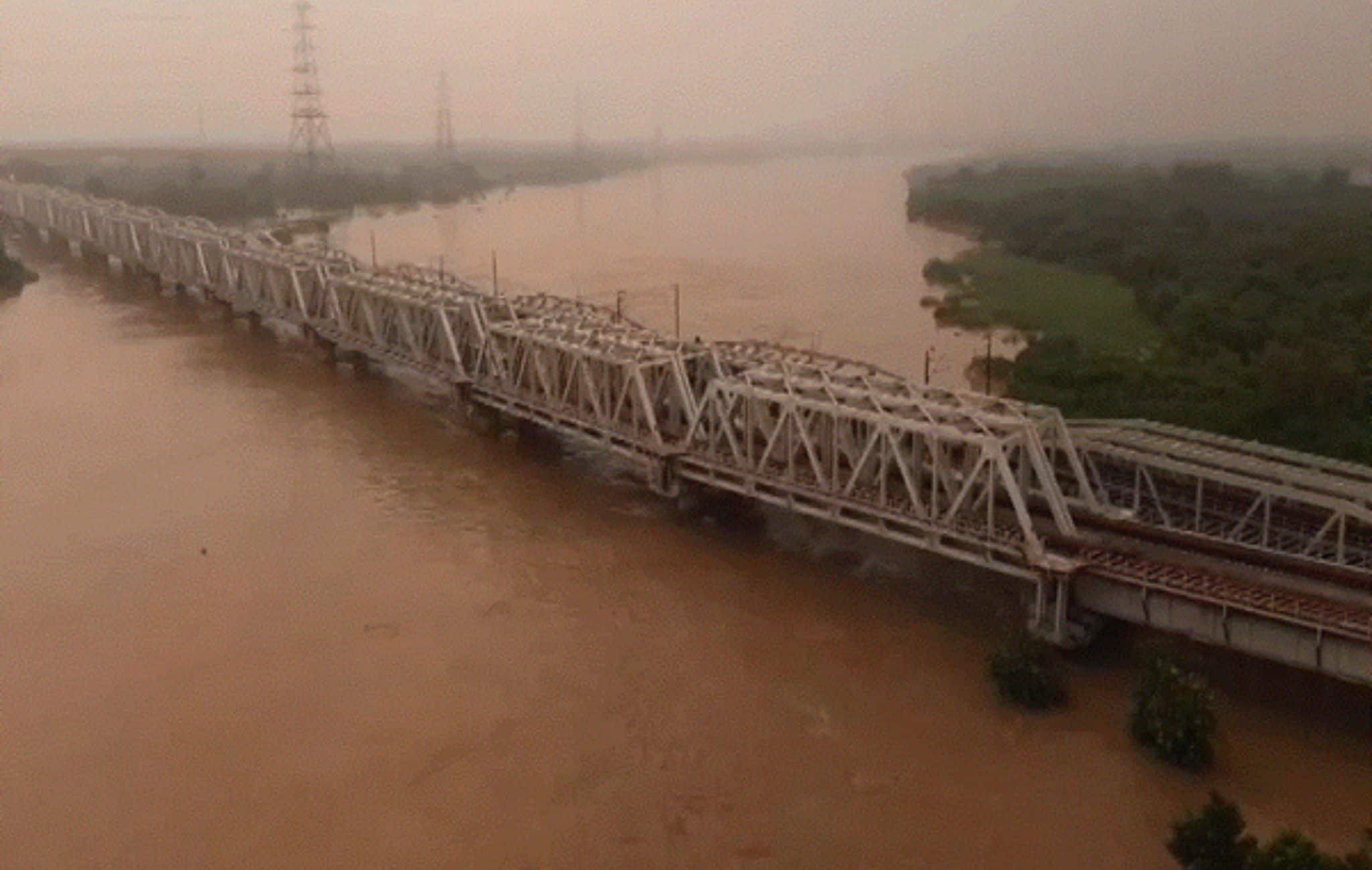 Yamuna River `Surges 2 Metres Above` Danger Mark, Puts Delhi On High Alert