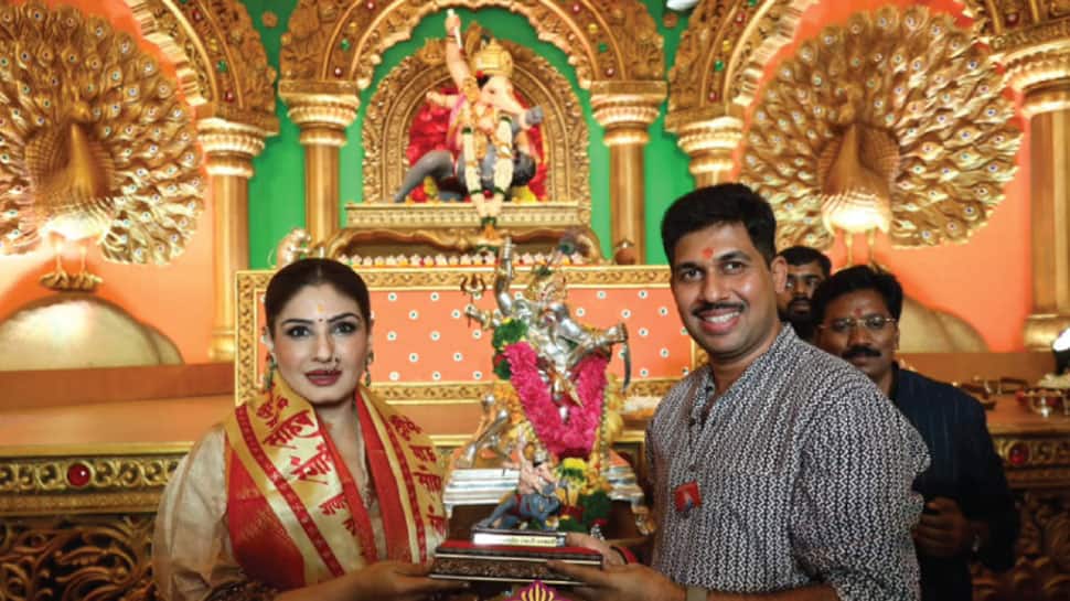 Ganeshotsav 2025: Raveena Tandon Visits Shrimant Bhausaheb Rangari Ganpati Mandal In Pune, Offers Prayers