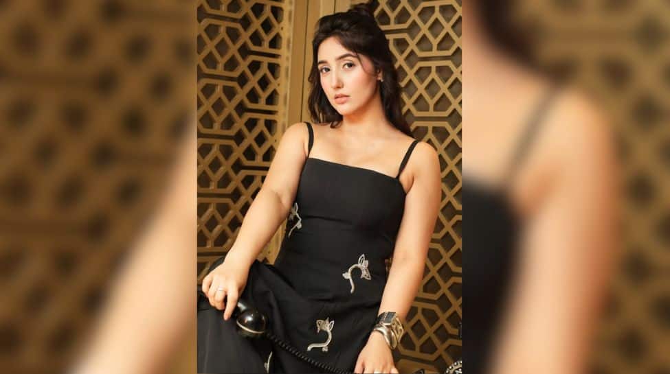 2. Black Gown 2. Black Gown