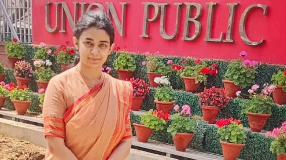 Meet Rupal Rana: IAS Officer Who Lost Mother At Young Age, Overcame ...
