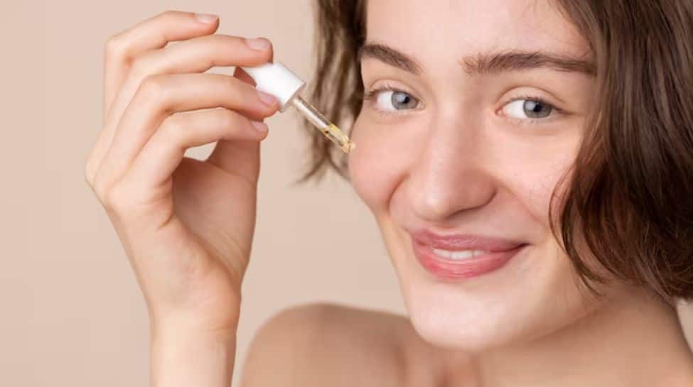 Serum vs Moisturizer: What’s The Real Difference, And Which One Should You Apply First?