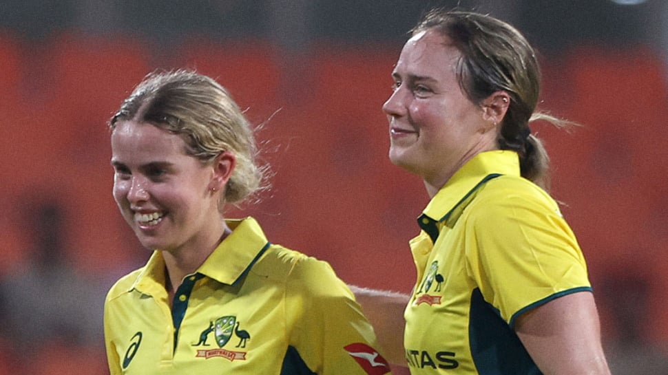 1 ओडीआई: फोएबे लीचफील्ड, बेथ मूनी, एनाबेल सदरलैंड स्टार के रूप में ऑस्ट्रेलिया क्रश इंडिया को श्रृंखला में पहले गेम में 8 विकेट के लिए क्रश