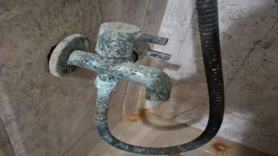 Tired Of Rust, Stains, White Marks On Bathroom Taps? Here’s How To Bring Their Sparkle Back In Minutes