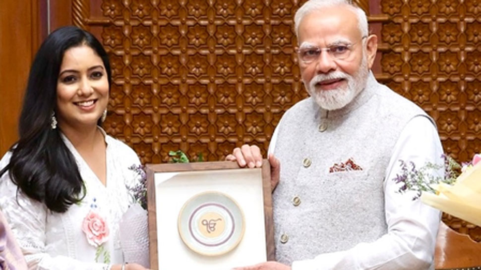 Harshdeep Kaur Meets PM Modi On His 75th Birthday Eve, Sings Devotional Song 'Ik Onkar'