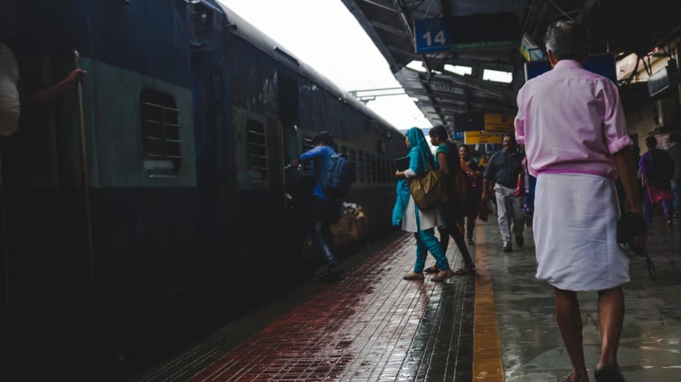 Caught On Digicam: Household Steals Bedsheets From Categorical Prepare; Railway Seva Responds