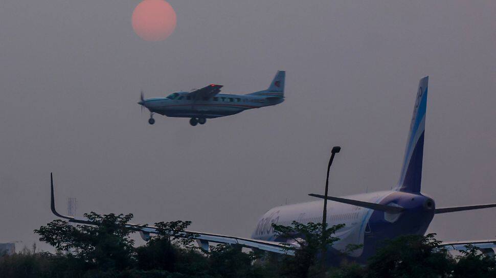 US-Sure Airfares Skyrocket As H-1B Visa Holders Scramble To Return