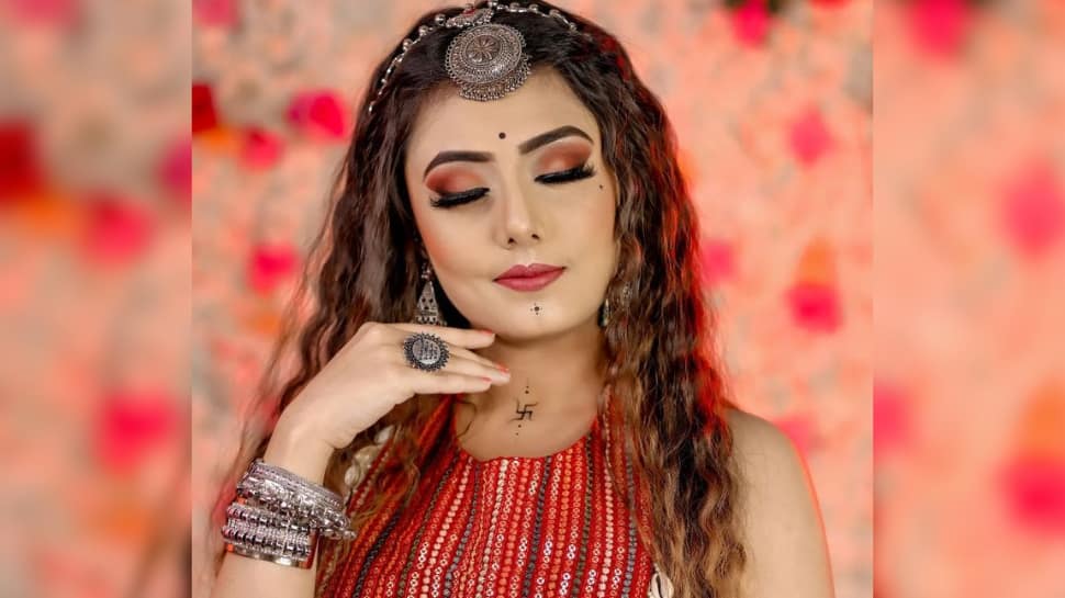 Navratri 2025 Makeup Trends: How To Achieve Bold Eyes, Glowing Glass Skin, And Shimmery Metallic Highlights For The Festival