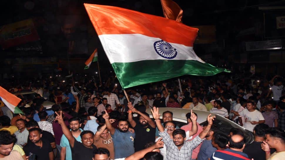 पहला सिंदूर, अब तिलक! एशिया कप उठाने के लिए पाकिस्तान पर भारत की जीत के दौरान प्रशंसक पागल हो जाते हैं