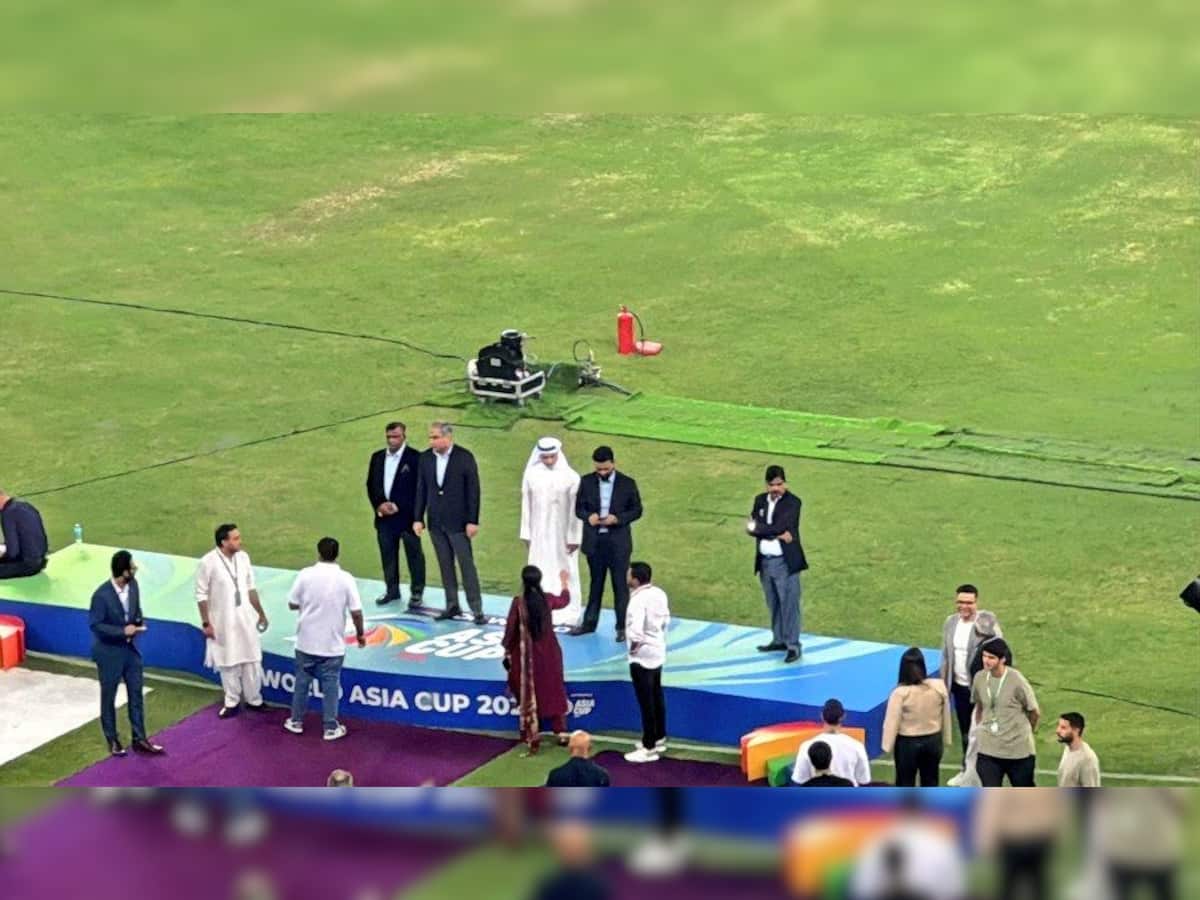 एशिया कप में उच्च वोल्टेज नाटक: पीसीबी के प्रमुख, मोहसिन नकवी, भारत से बिना किसी ट्रॉफी के साथ भाग जाते हैं