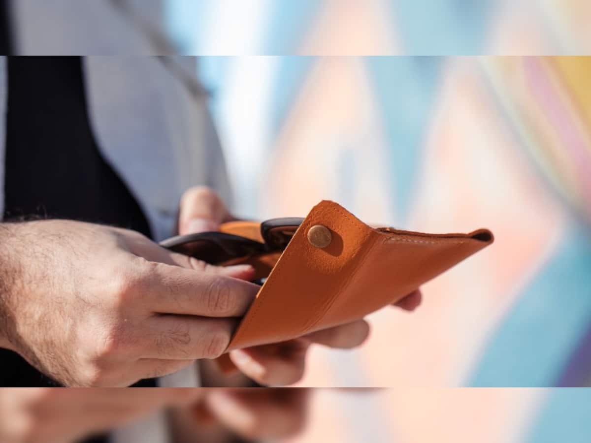 What To Always Keep In Your Wallet — And 5 Things To Never Carry