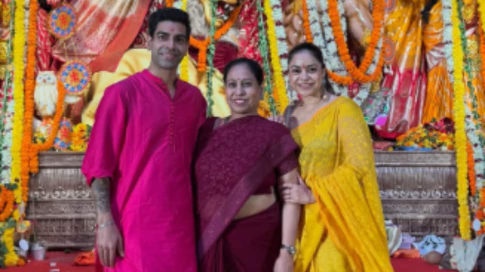 Sumona Chakravarti Performs Dhunuchi Dance At Mukerji Family’s Durga Puja In Mumbai - WATCH