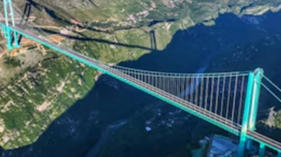 Huajiang Grand Canyon Bridge: Cafe 2,600 Feet Above River World’s Tallest Bridge