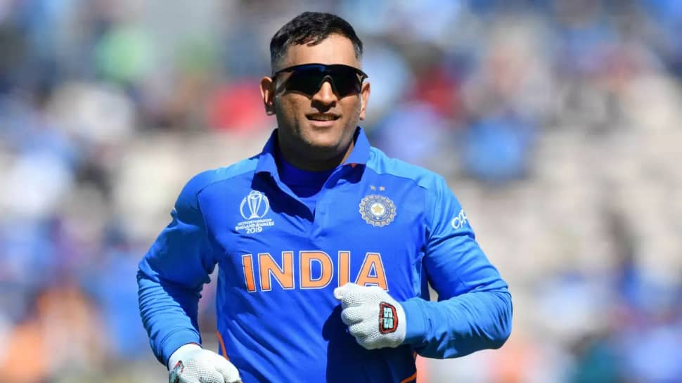 श्रीमती धोनी अपने जीवन में एक और कलम जोड़ती हैं, वह एक प्रमाणित ड्रोन पायलट बन जाती है