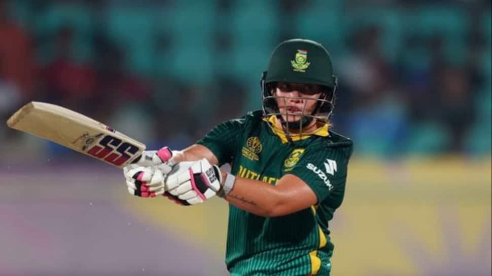 ऋचा घोष की वीरता व्यर्थ गई क्योंकि महिला विश्व कप 2025 के रोमांचक मुकाबले में डी क्लार्क ने दक्षिण अफ्रीका को भारत पर जीत दिलाई।