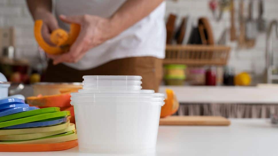 Are You Heating Food In Plastic Containers Or Storing Them In Improper Way? Doctor Sounds Alarm Bell Are You Heating Food In Plastic Containers Or Storing Them In Improper Way? Doctor Sounds Alarm Bell