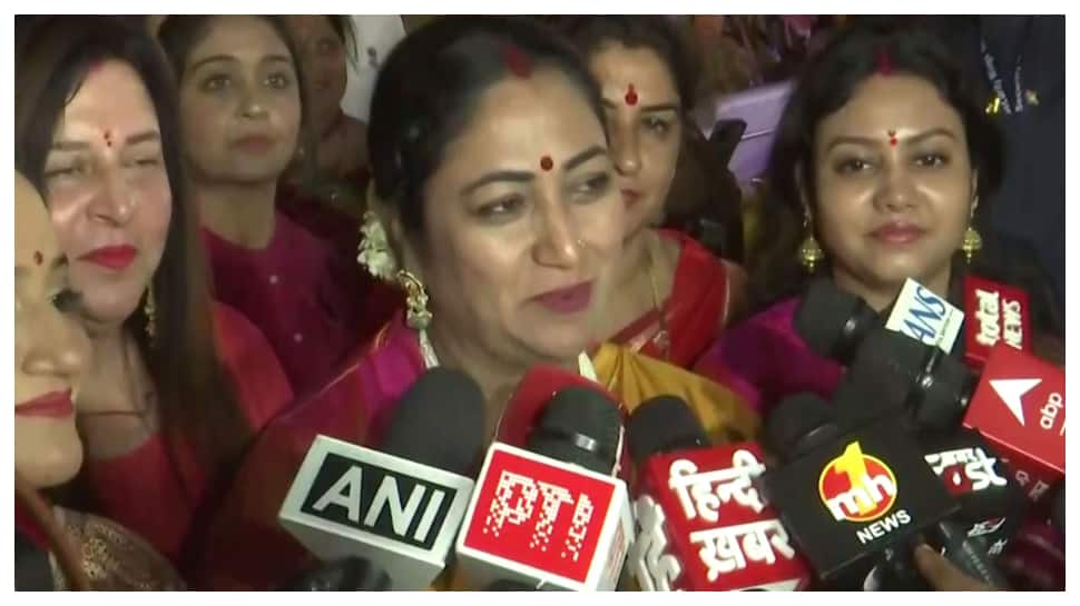 Karwa Chauth 2025: Delhi CM Rekha Gupta Hosts Festive Celebrations, Singer Jaspinder Narula Joins Occasion