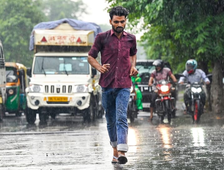 IMD Weather Forecast: Heavy Rain Alert For 8 States; Delhi AQI Hits `Very Poor` As Cold Sets In