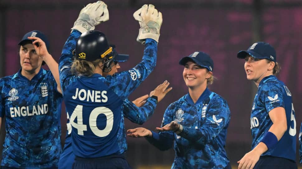 ICC महिला विश्व कप 2025: स्मृति मंधाना और हरमनप्रीत कौर के 50 रन व्यर्थ, इंग्लैंड भारत को हराकर सेमीफाइनल में पहुंचा