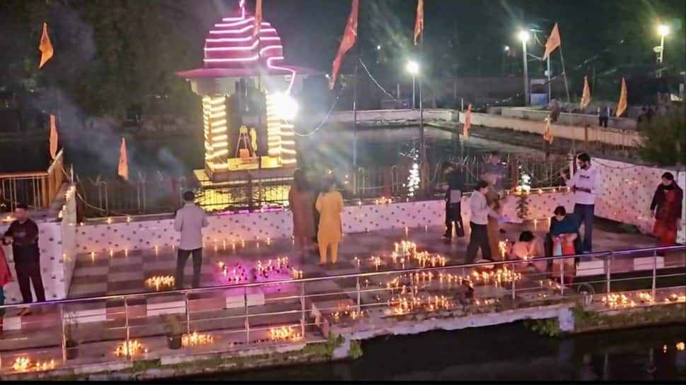 Kashmiri Pandits Celebrate Diwali At Historic Sun Temple, Joined By Local Muslims