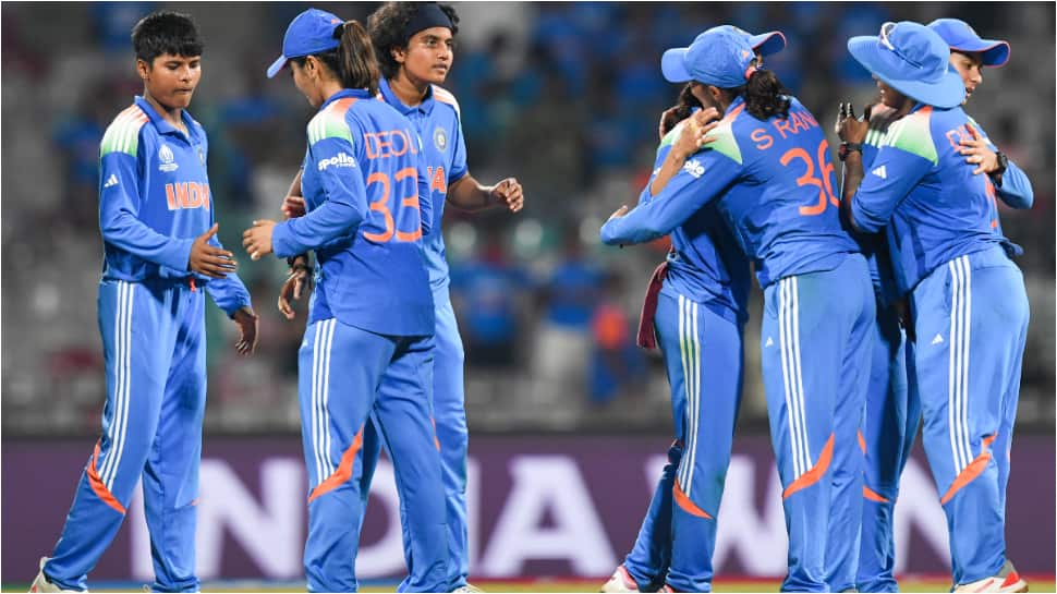 “महिला विश्व कप सेमीफाइनल में भारत”; स्मृति मंधाना और प्रतीका रावल्स ने न्यूजीलैंड पर 53 रन से जीत दर्ज की