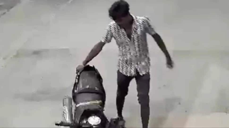 Kurnool Bus Fire: Viral Video Allegedly Shows Biker Drunk Moments Before Fatal Crash