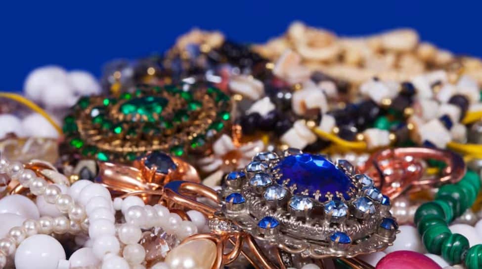 Festive Countdown: Must-Have Jewelry To Elevate Your Look This Season