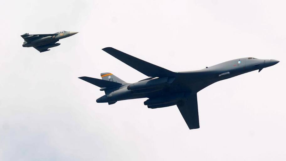 Meet America's 'Flying Death Machine': B-1B Bomber That Flies Faster ...