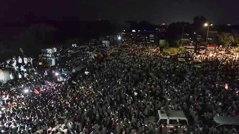 Maharashtra Protests: Farmers Block Nagpur-Hyderabad National Highway, Demands Of 'Unconditional' Loan Waivers | VIDEO