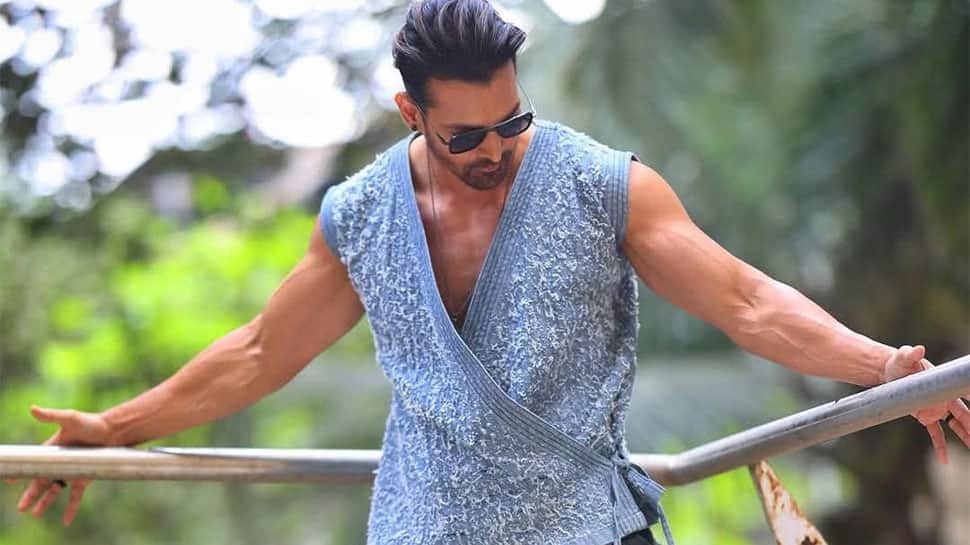 Meet Bollywood Actor Who Ran Away From Home, His First Salary Was Rs 10 A Day & A Plate Of Chholey Chawal, Today He Is Worth Whopping Crores!