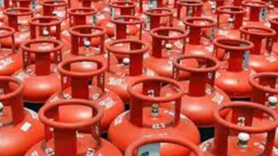 LPG Price Cut From November 1: 19 Kg Cylinder Becomes Cheaper By Rs 4.5–Rs 6.5; 14.2 Kg Domestic Rate Unchanged LPG Price Cut From November 1: 19 Kg Cylinder Becomes Cheaper By Rs 4.5–Rs 6.5; 14.2 Kg Domestic Rate Unchanged