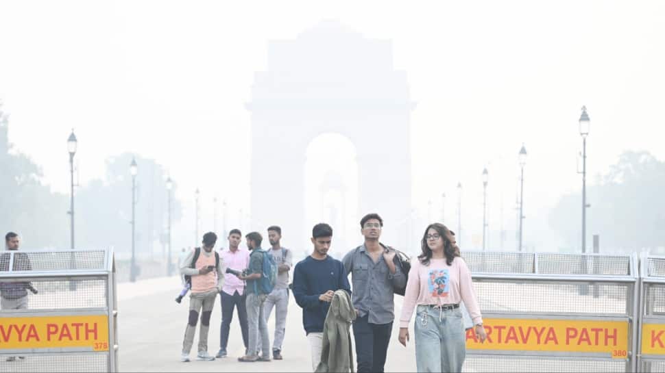 Delhi NCR AQI Hits 601 `Hazardous`; Noida, Gurgaon Enter Air Emergency Zone | Latest Updates