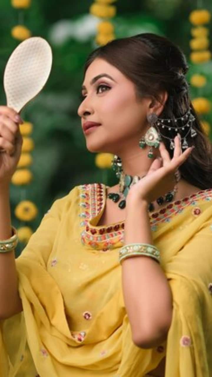 Best Gold Plated Bahubali Jhumka Earrings on Amazon for Traditional Glam  Looks | Accessories, Top Deals News | Zee News