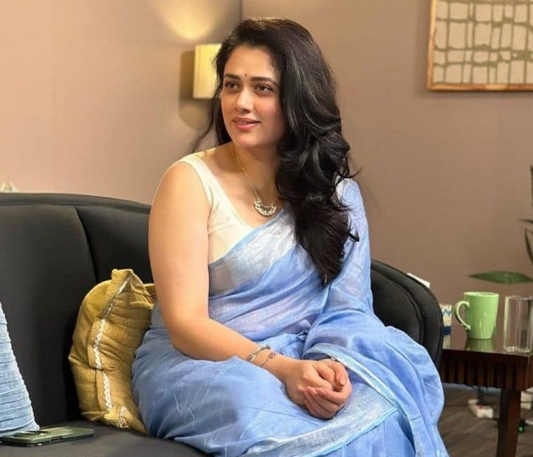 Who Is Internet Sensation Girija Oak? The Blue-Saree Woman’s Viral Physics Teacher Story Has Everyone Talking